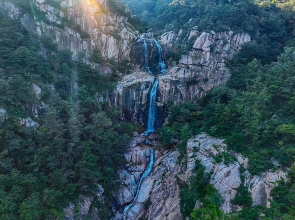 股票配资系统 沂蒙山云蒙景区9月最“润”，中国瀑布再现经典“三叠”胜景